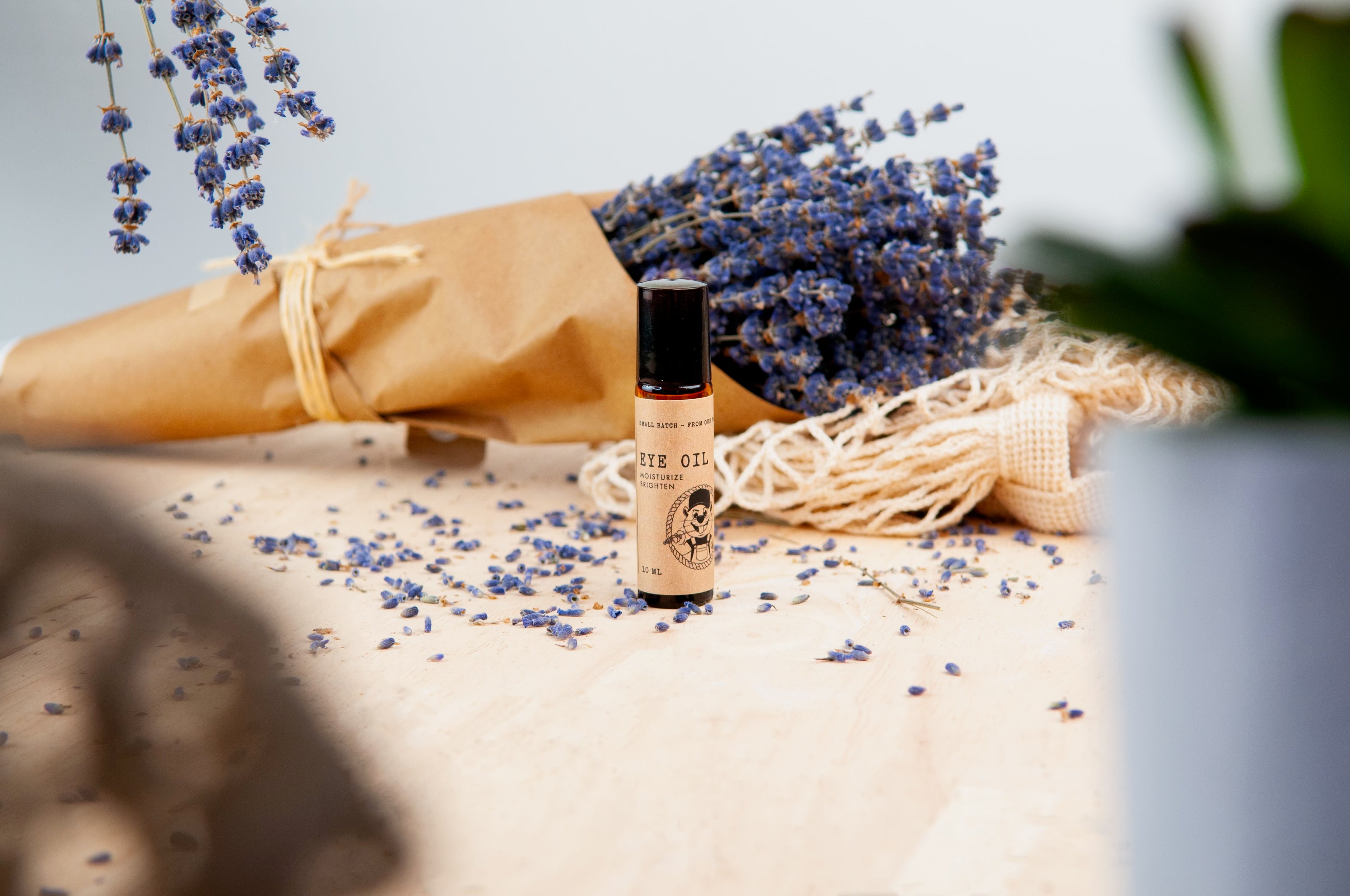 Eye Oil: Brightening and Moisturizing
